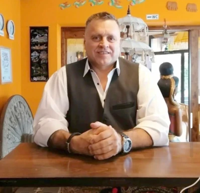 <span>Bernd, 65</span>&nbsp;<span style='width: 25px; height: 16px; float: right; background-image: url(/bitmaps/flags_small/DE.PNG)'>&nbsp;</span><br><span>Freiburg, Germany</span>&nbsp;<input type='button' class='joinbtn' style='float: right' value='JOIN NOW' />