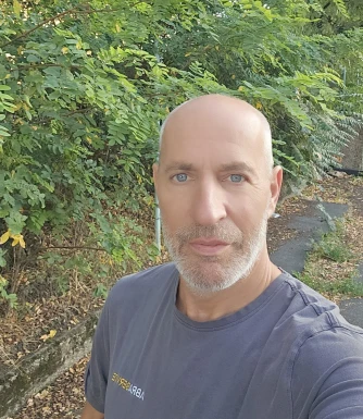 <span>Andreas, 59</span>&nbsp;<span style='width: 25px; height: 16px; float: right; background-image: url(/bitmaps/flags_small/DE.PNG)'>&nbsp;</span><br><span>Dusseldorf, Alemanha</span>&nbsp;<input type='button' class='joinbtn' style='float: right' value='JOIN NOW' />